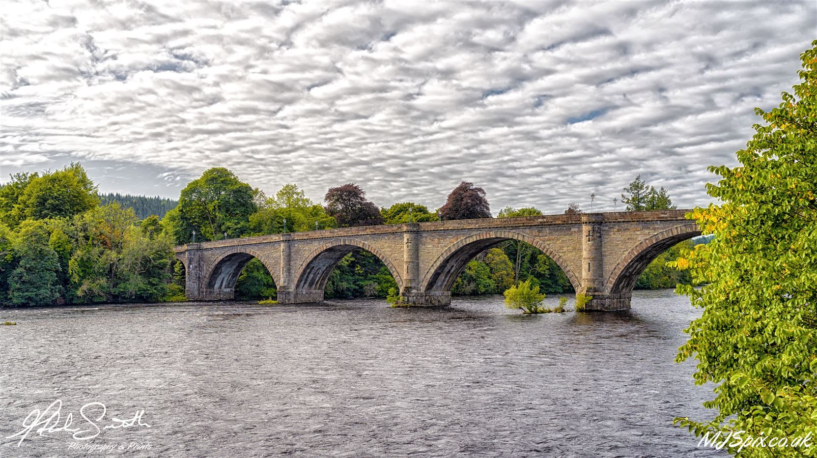 Bridge designed by Thomas Telford and opened in 1809. This is still used as the main crossing for road traffic leaving Dunkeld towards the A9 main road.
